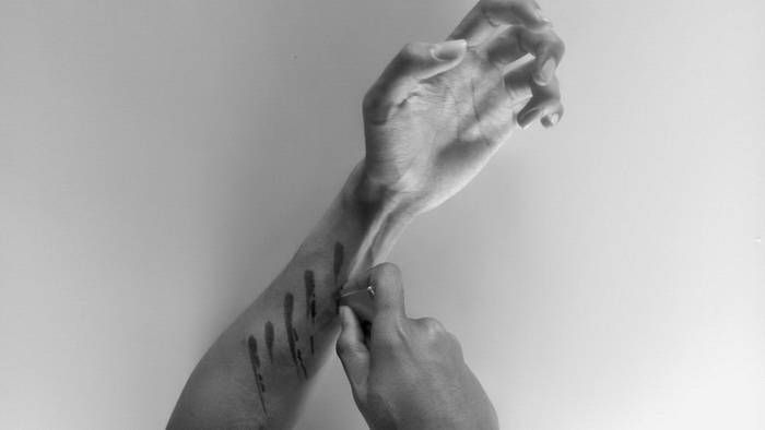 podiumnews.com-Bule Cewek Gagal Bunuh Diri Sayat Lengan